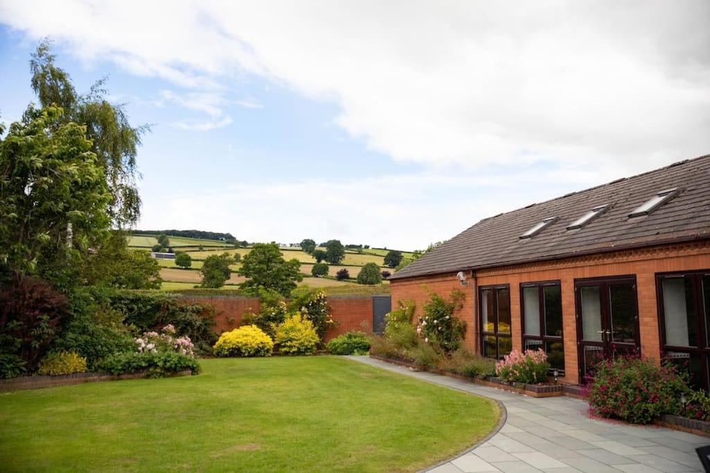 Vast, Elegant Home With Indoor Pool & Sauna Near Popular Golf Course Kington  Exterior foto
