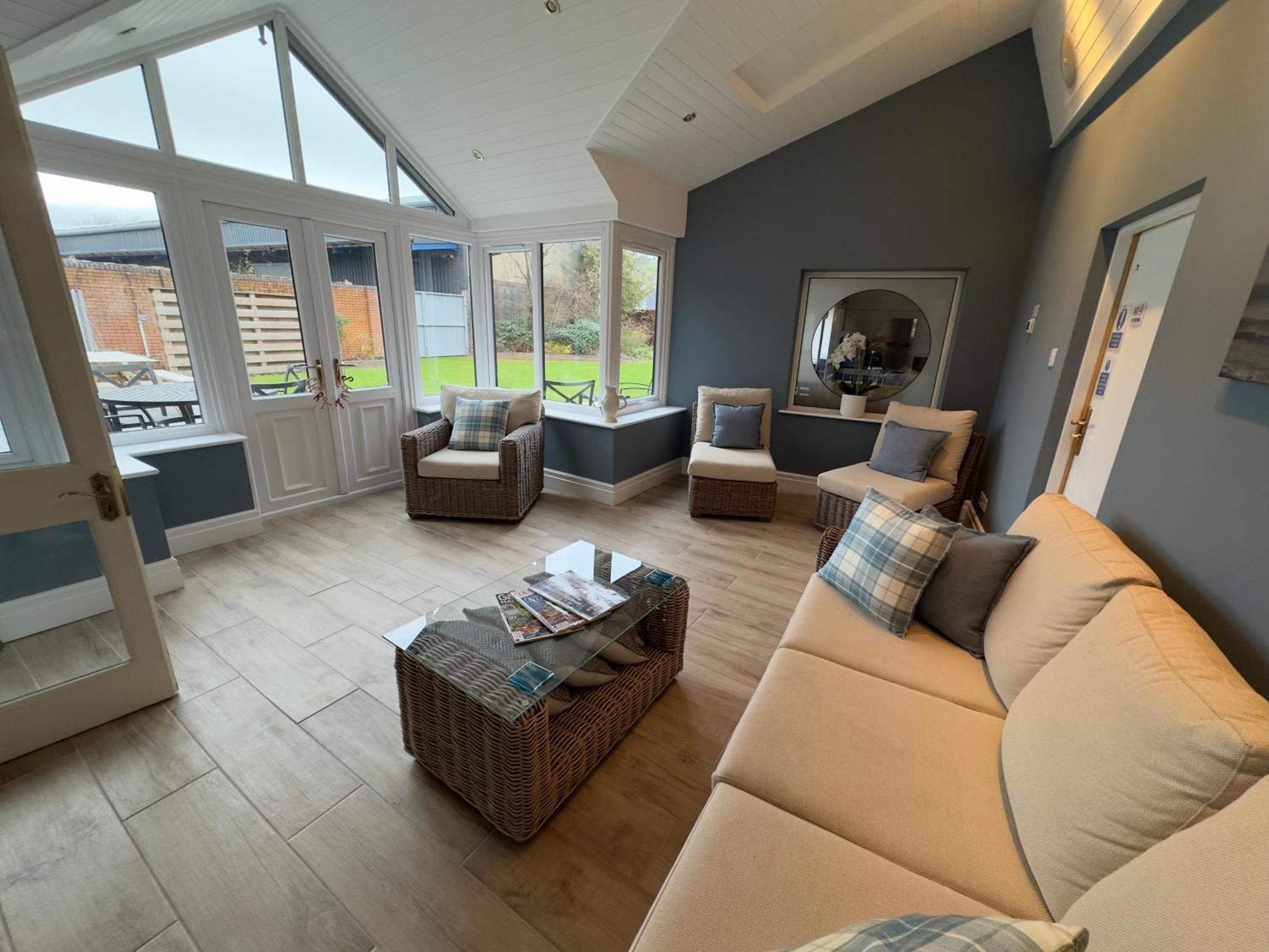 Vast, Elegant Home With Indoor Pool & Sauna Near Popular Golf Course Kington  Exterior foto